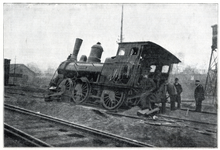 812126 Afbeelding van de beschadigde en ontspoorde stoomlocomotief nr. 107 Oorlog (serie 83-88, 101-115, 149-153) van ...